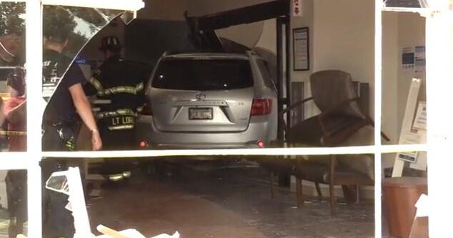 1 injured when van crashes into medical building in Glenview, Illinois