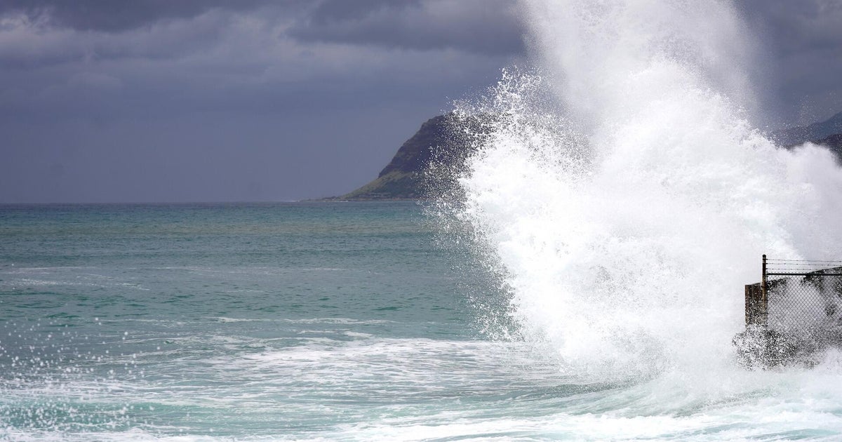 Floods surge in Hawaii as Hurricane Lowell roars