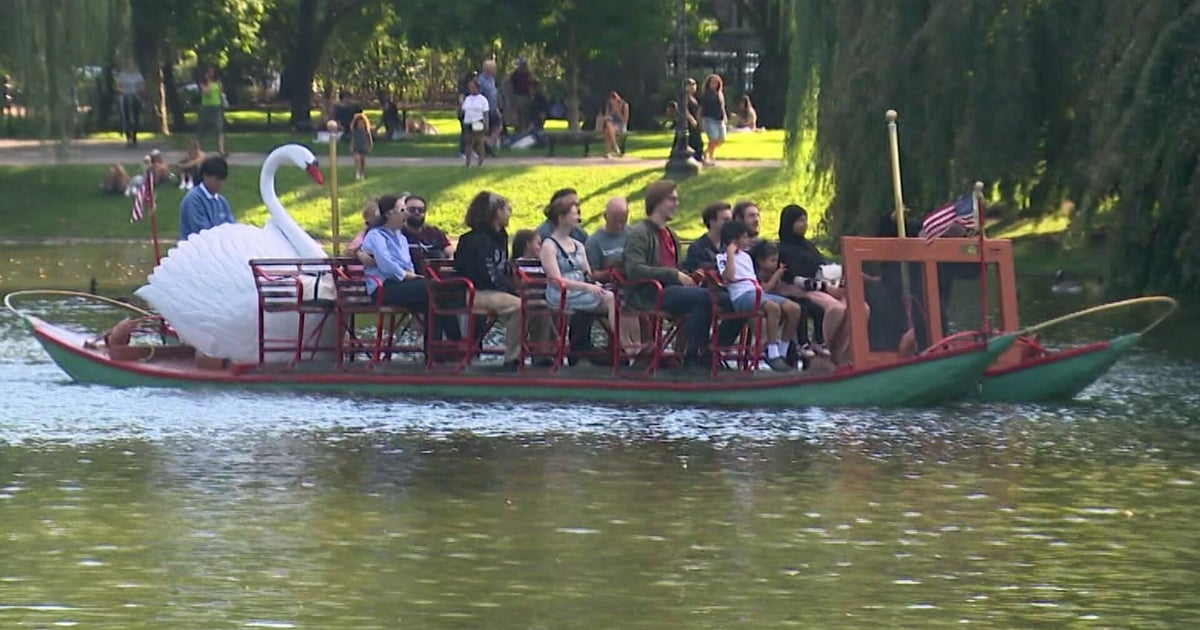 Bostonians enjoy unofficial end of summer on sun-filled Labor Day: "Best time of year around here"