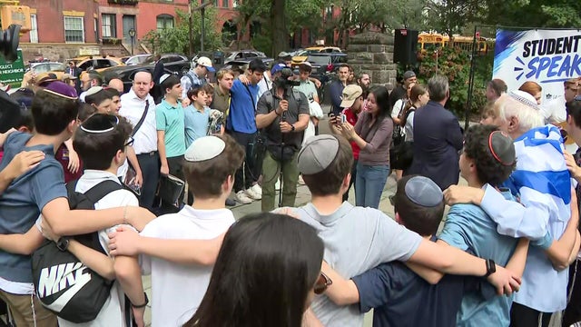 bauman-12p-pkg-jewish-s-wcbsj31e-hi-res-still-00-00-4704.jpg 