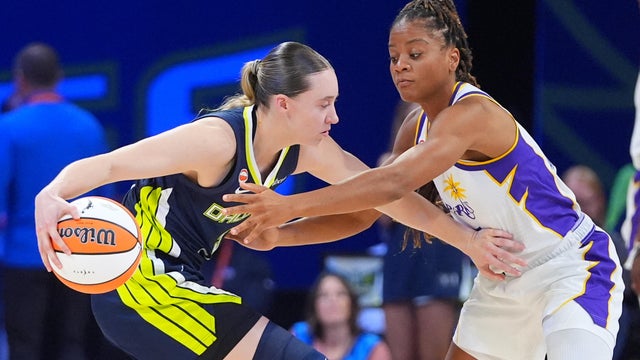 Paige Bueckers,Sania Feagin 