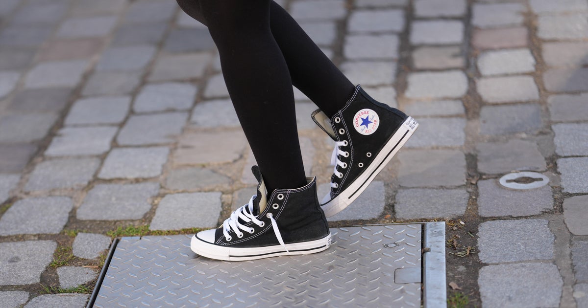 Converse се извинява за рекламата на маратонки, след като критиците казват, че използва расистки образи