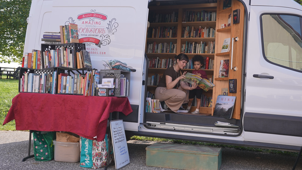 traveling-bookstore-2.png 