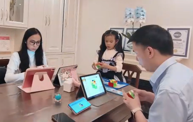 lian-yunzhi-china-rubiks-cube-family.png 