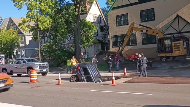5p-pkg-mpls-car-into-construction-hole-wccobc3z.jpg 
