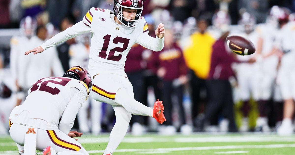 Drake Lindsey throws 3 touchdowns in the first half as Minnesota holds off Washington 27-24