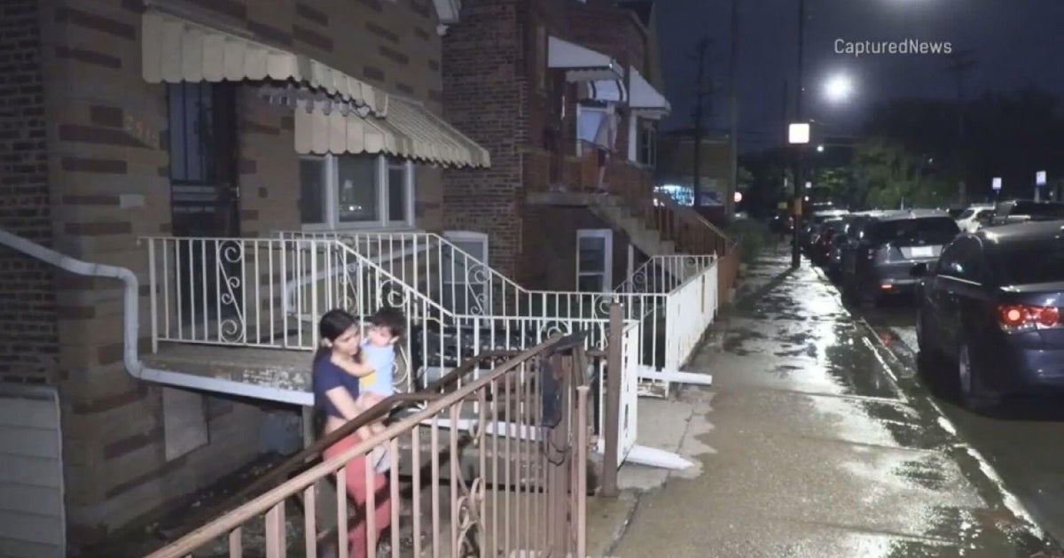 Water main break floods homes in Chicago's Pilsen community - CBS Chicago