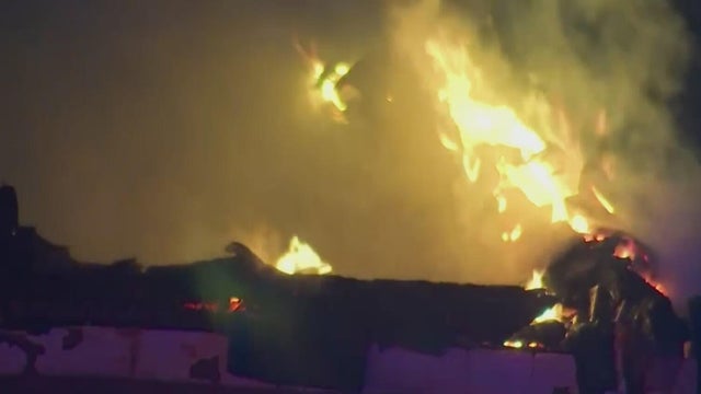 Neighbor&rsquo;s late-night warning helps family escape Atlanta apartment fire