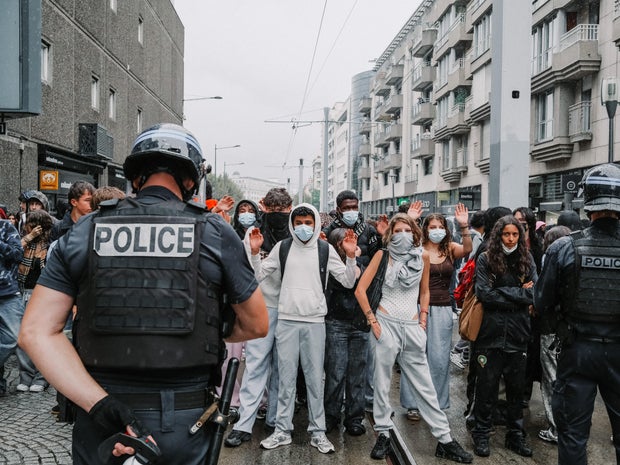 FRANCE-CLERMONT-FERRAND-POLICE-MANIFESTANTS-MAINS-LEVEES