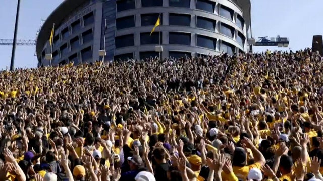 "Hawkeye Wave" spreads kindness