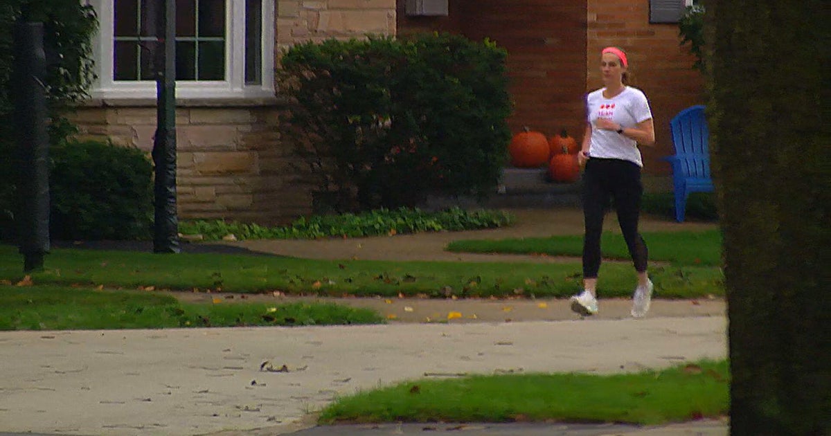 Two-time breast cancer survivor prepares for first Chicago Marathon