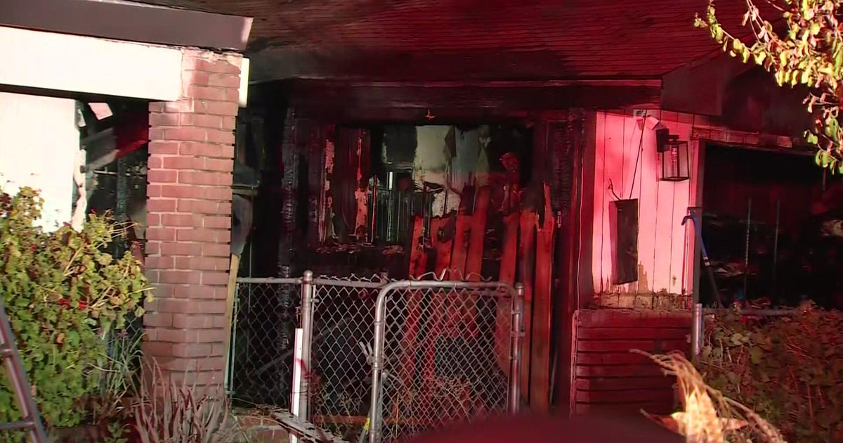 Family displaced after South Sacramento fire burns home, garage