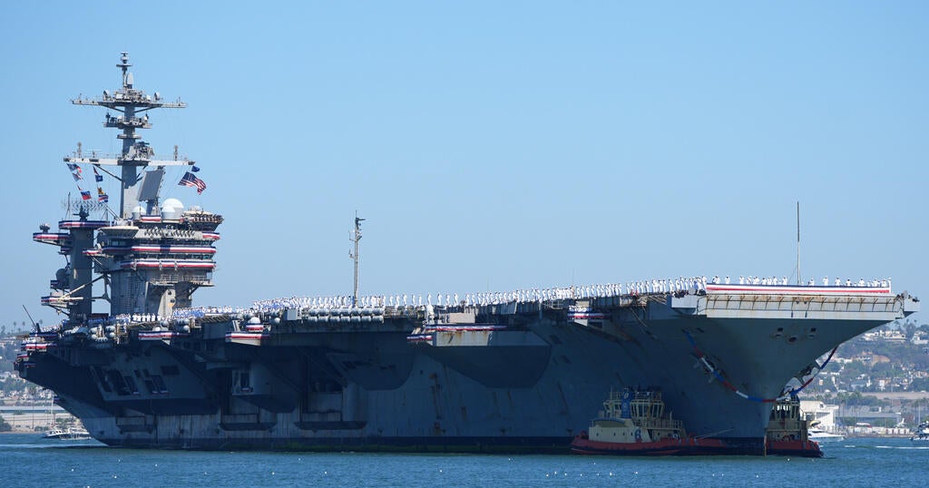 USS Lincoln акостира в Сан Диего, завръщайки се у дома за първи път от повече от 10 месеца