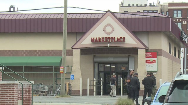 Police investigate double shooting at Detroit grocery story