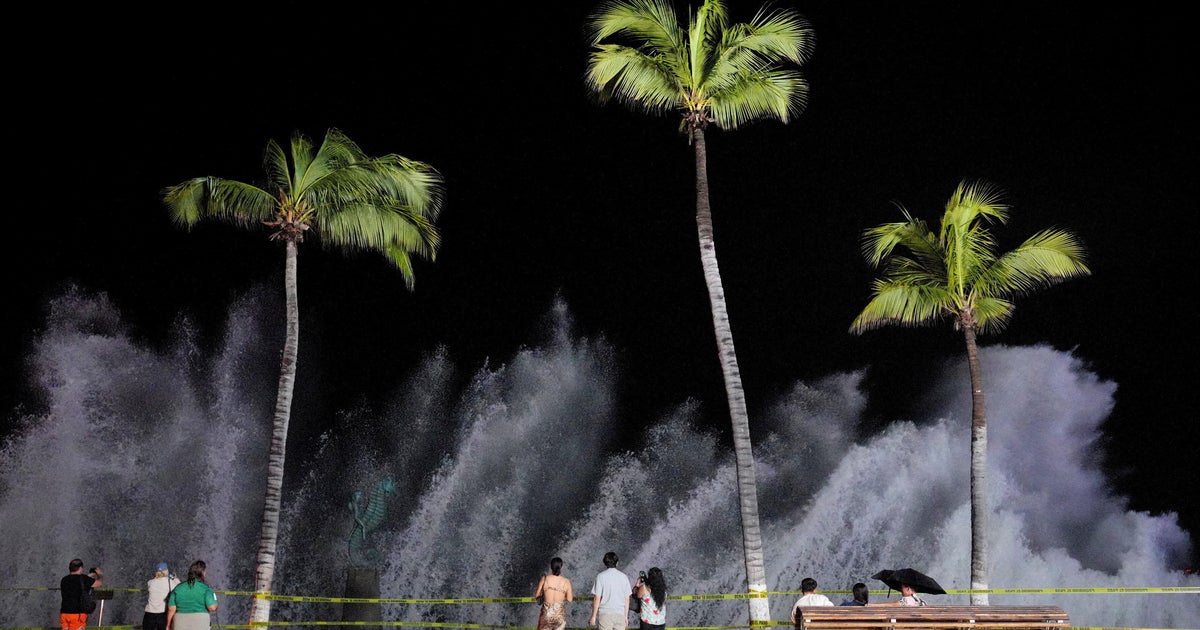 Hurricane Simon lashes Mexico's Pacific coast, pounds resorts and towns