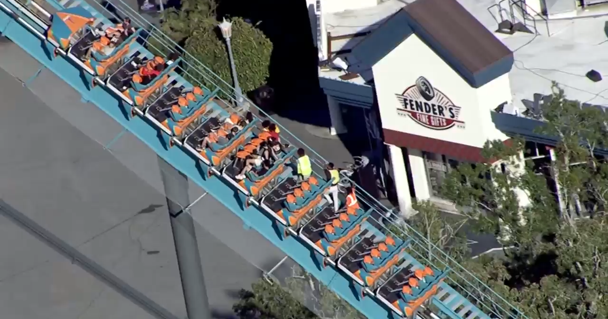 Инцидент на влакче в увеселителен парк Six Flags Over Georgia остави 1 загинал, няколко ранени, каза полицията