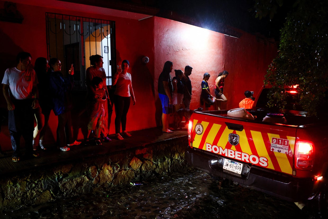Hurricane Simon approaches Mexico's Pacific coast 