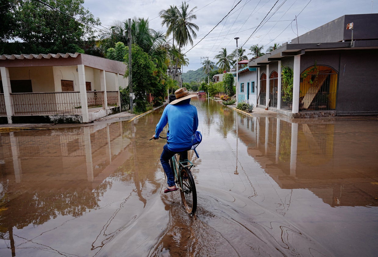 Hurricane Simon churns off Mexico's Pacific coast