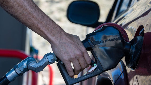 $1 gas deal causes traffic chaos in Powder Springs, Georgia