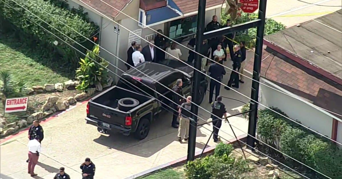 Armed suspect at Dallas motel fatally shoots self during police ...
