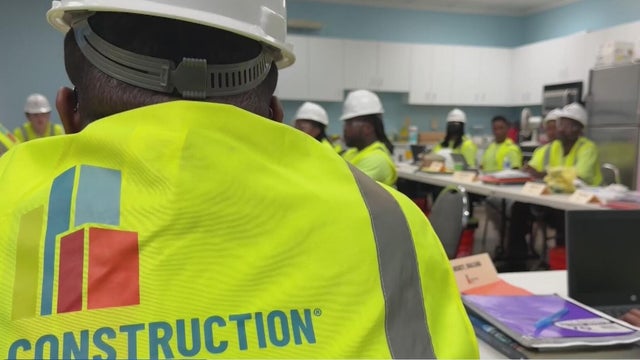 Students leaning skills in free construction industry training course