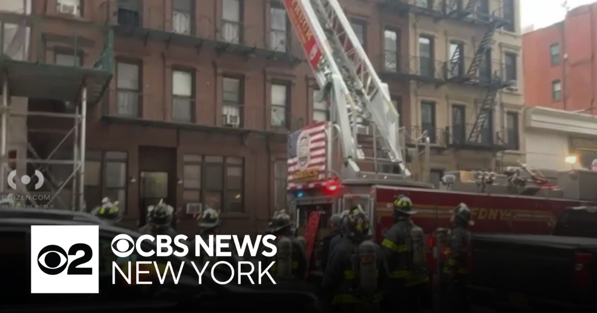 1 dead in Manhattan apartment building fire, officials say - CBS New York