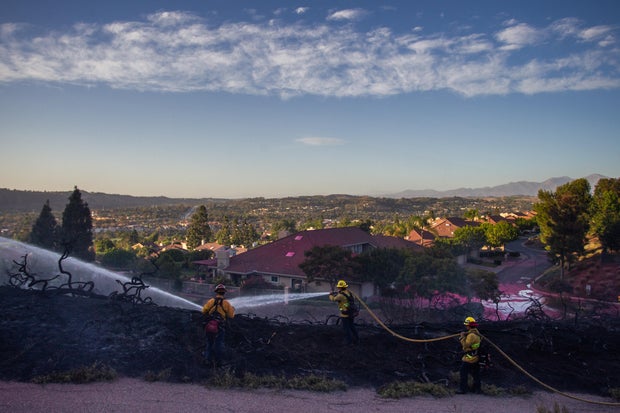 Norte Fire continues to burn in San Juan Capistrano, leaving homes ...
