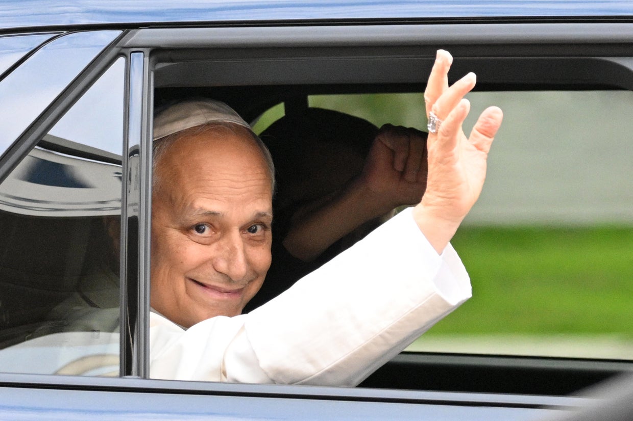 Pope Leo waves from car 