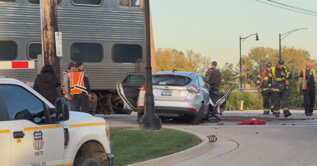 Metra Union Pacific Northwest train hits car in Des Plaines - CBS Chicago