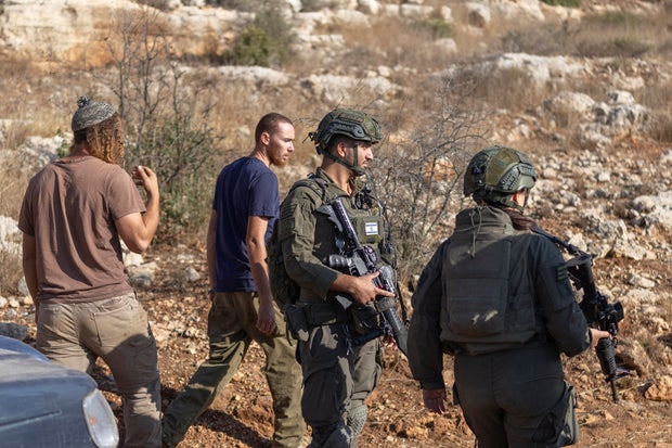 PALESTINIAN-ISRAEL-CONFLICT-WESTBANK-OLIVE-HARVEST-SETTELERS 