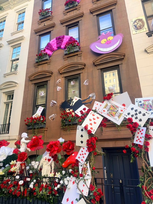 ues-halloween-alice-in-wonderland.jpg