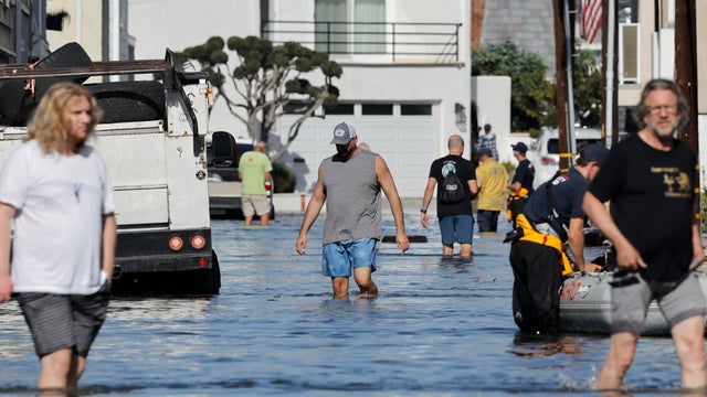 High Tide Coastal Flooding Closes Pacific Coast Highway in Huntington Beach 