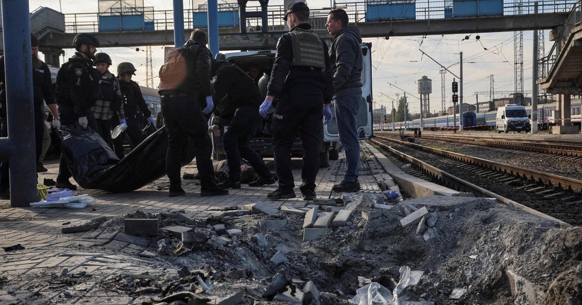 Руски дрон уби 14 на жп гара в Украйна, но местното примирие, приписано на Мелания Тръмп, носи известна надежда