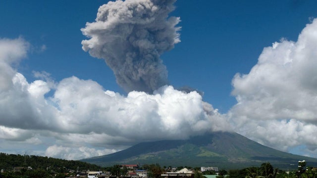 Eye Opener: Volcano erupts in the Philippines